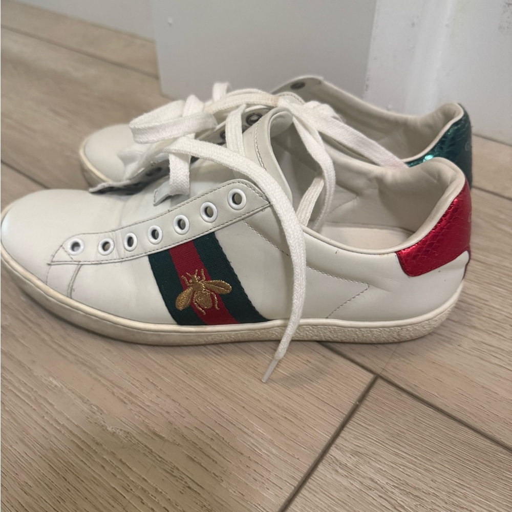 Super comfortable leather Gucci White and Red Sneakers size 38, 8